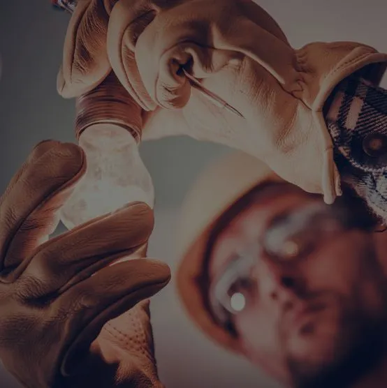 zdjęcie elektryka wymieniającego żarówkę